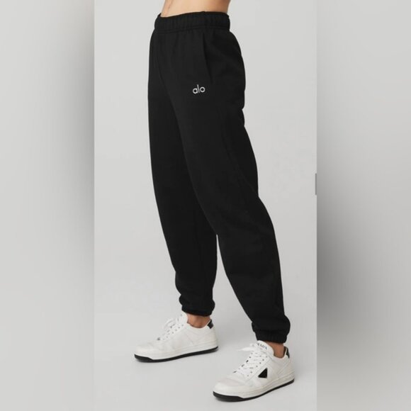 NWT Alo Yoga Accolade Sweatpants Cool Chrome Logo Black, Pockets - Picture 1 of 10